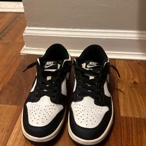 Nike Men's Black and White Low-Top Sneakers